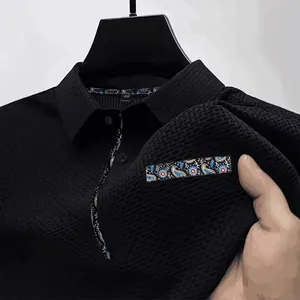 Polo haut de gamme pour hommes en soie glacée noire avec texture mesh et détails paisley