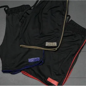 Détails de shorts de sport noirs pour hommes avec des bordures rouge, bleue et kaki