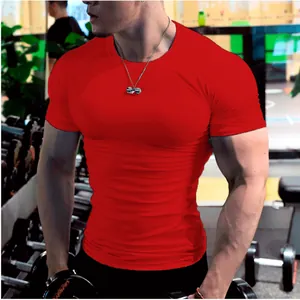 Vue détaillée d'un t-shirt rouge pour homme, coupe ajustée pour le sport et fitness