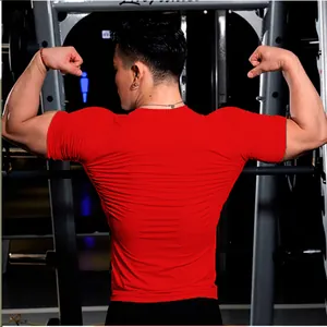 Vue arrière détaillée d'un t-shirt rouge pour homme coupe musclée dans une salle de gym