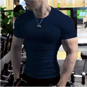 Gros plan d'un t-shirt de compression bleu marine ajusté pour homme dans une salle