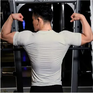 Vue détaillée du dos d'un t-shirt de sport blanc moulant à manches courtes homme.