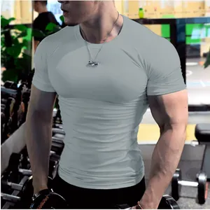 T-shirt de sport gris clair à manches courtes et coupe ajustée pour hommes au gymnase