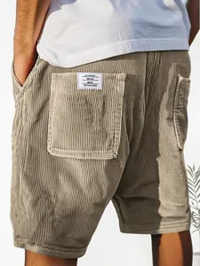 Detailweergave van de achterzak en het witte label op een vintage kaki corduroy korte broek