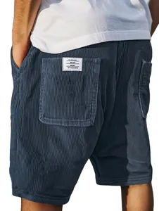 Detail van de ribfluwelen textuur en geborduurd label op blauwe heren korte broek