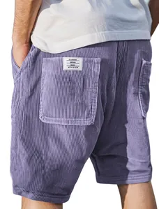 Gedetailleerd overzicht van de achterzak van de vintage herenshort van paars corduroy