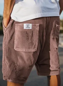 Detailopname van een vintage corduroy short met achterzak en een geweven label