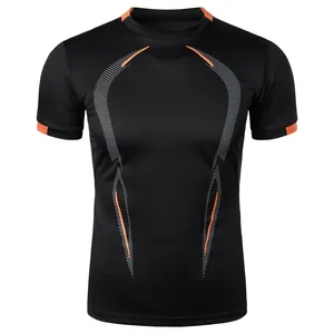 Detailansicht eines atmungsaktiven Herren-Fitness-T-Shirts in Schwarz und Orange