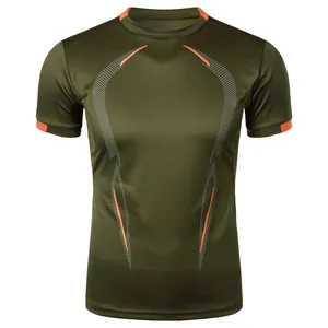 Detail des olivgrünen Herren-Sport-T-Shirts mit orangefarbenem Saum und Grafikdruck