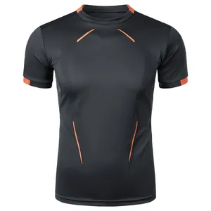 Detailansicht eines schwarzen Herren-Fitness-T-Shirts mit orangefarbenen Akzenten