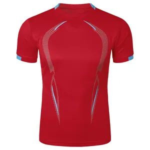 Rotes, atmungsaktives, schnell trocknendes Sport-T-Shirt für Herren mit blauen Details.