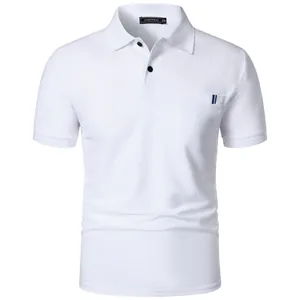 Gros plan d'un polo blanc à manches courtes pour homme avec poche sur la poitrine