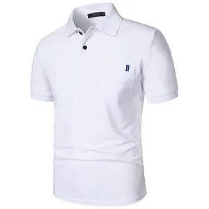 Vue détaillée professionnelle d'un polo blanc pour homme avec poche de poitrine