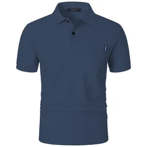 Vue détaillée d'un polo bleu marine pour homme avec une poche de poitrine à rayures