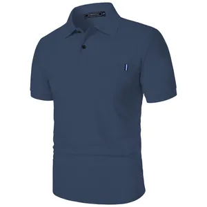 Vue détaillée d'un polo bleu marine pour homme avec poche et ruban décoré