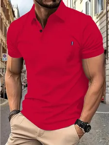 Vue détaillée d'un polo rouge à manches courtes pour homme avec accent sur la poitrine