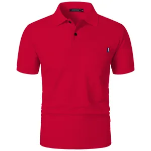 Vue de face du polo rouge pour homme avec poche et détail de ruban rayé