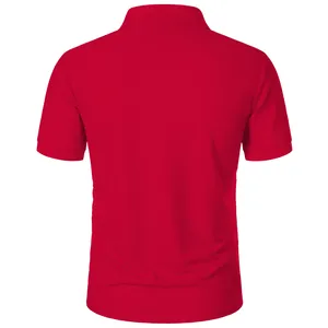 Vue arrière de haute qualité d'un polo classique rouge à manches courtes en piqué