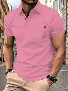 Gros plan d'un polo rose pour homme avec un ruban rayé élégant sur le détail de la poitrine