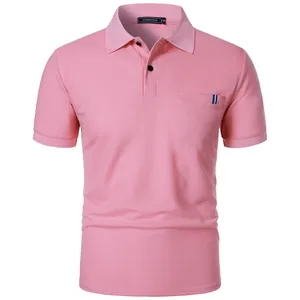 Vue de face d'un polo rose à manches courtes pour hommes avec une petite poche rayée