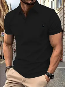 Vue détaillée d'un polo noir élégant à manches courtes pour homme avec un col à revers