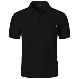 Vue détaillée du col et de la poche de poitrine rayée d'un polo noir classique chic