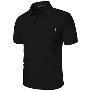 Vue détaillée d'un polo noir pour homme avec poche poitrine ornée d'un ruban rayé
