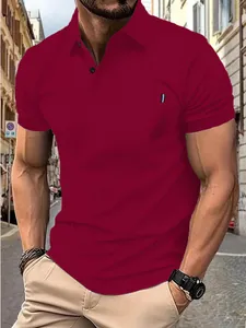 Vue détaillée d'un polo homme rouge foncé avec un accent élégant sur la poitrine.