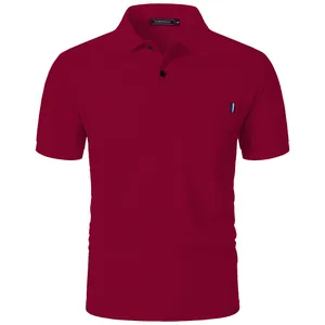 Détail de ce polo bordeaux à manches courtes pour homme avec ruban sur la poche