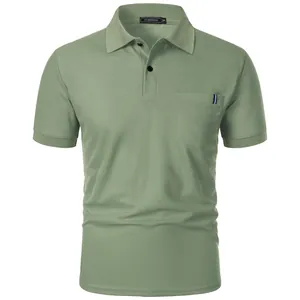 Vue détaillée d'un polo pour homme vert sauge avec poche poitrine et ruban décoratif.