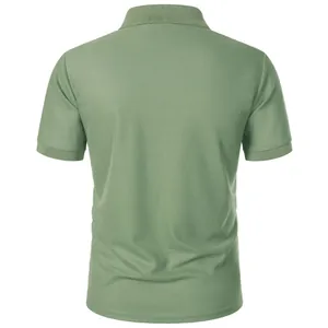 Vue arrière détaillée d'un polo classique à manches courtes pour homme vert sauge
