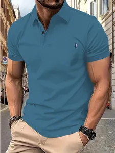 Détail du polo bleu pour homme avec col côtelé et accent rayé sur la poitrine.