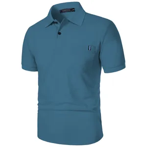 Vue détaillée d'un polo bleu à manches courtes avec poche et ruban rayé chic