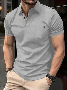 Gros plan d'un polo gris à manches courtes pour hommes avec col à revers et poche poitrine.