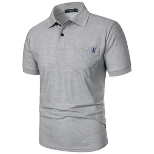 Vue de face détaillée d'un polo classique à manches courtes gris avec poche poitrine