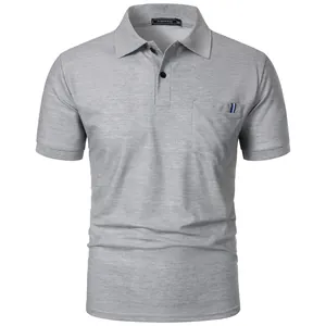 Vue détaillée d'un polo à manches courtes pour homme gris avec poche rayée