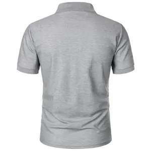 Vue arrière d'un polo homme classique gris chiné à manches courtes en tissu piqué texturé
