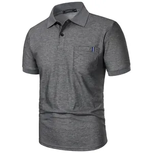 Vue détaillée d'un polo gris chiné avec poche poitrine et détail de ruban bleu