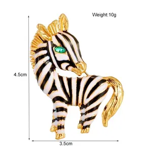 Spilla vintage a forma di zebra in smalto con occhio in gemma verde, 4,5x3,5 cm