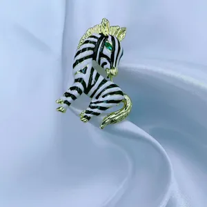 Spilla zebra vintage di lusso in smalto con accenti dorati e strisce bianche e nere