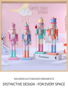 Set di quattro schiaccianoci in legno macaron pastello per decorazione della camera