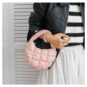 Primo piano di una mini borsa a nuvola rosa trapuntata con morbida trama imbottita
