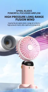 Tragbarer rosa Handventilator mit Digitalanzeige des Batteriestands vor blauem Himmel