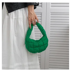 Dettaglio borsa a nuvola trapuntata verde con trama plissettata e colore vivace