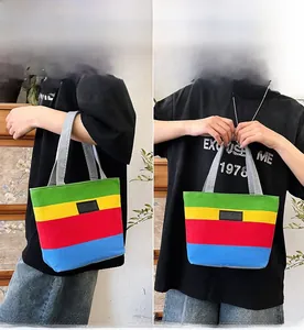 Modische Tragetasche aus Segeltuch mit Regenbogenstreifen in lässigem Lifestyle-Design