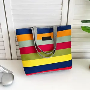 Borsa tote grande in tela a righe arcobaleno con tracolla grigia per lo shopping