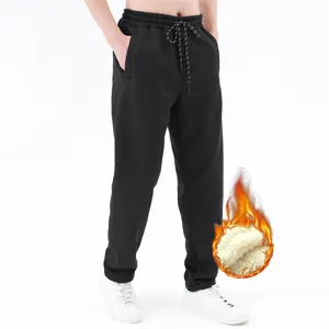 Dettaglio dei pantaloni sportivi neri foderati in pile con calore termico interno