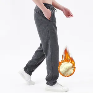Dettaglio dei pantaloni sportivi grigi da uomo foderati in pile con effetto fiamma