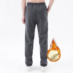 Dettaglio dei pantaloni sportivi da uomo in pile grigio con fodera calda interna.