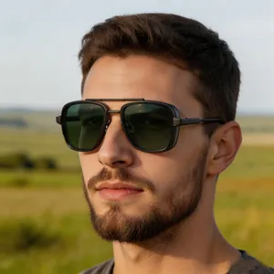 Gros plan d'un homme portant des lunettes de soleil steampunk rétro à l'extérieur